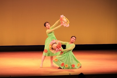 写真：2人のダンサーがモダンダンスを踊る様子