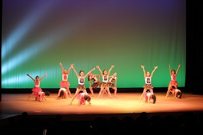 写真：13人のダンサーがモダンダンスを踊る様子