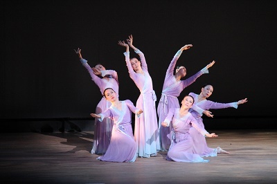 写真：6人のダンサーがモダンダンスを踊る様子