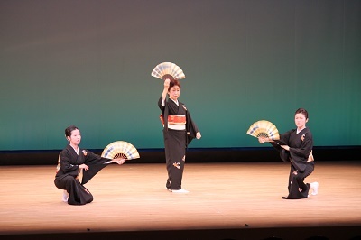 写真：3人の女性が日本舞踊を踊る様子