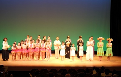 写真：出演者が勢ぞろいしたフィナーレの様子