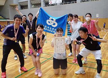 写真:バドミントン大会優勝チームの様子