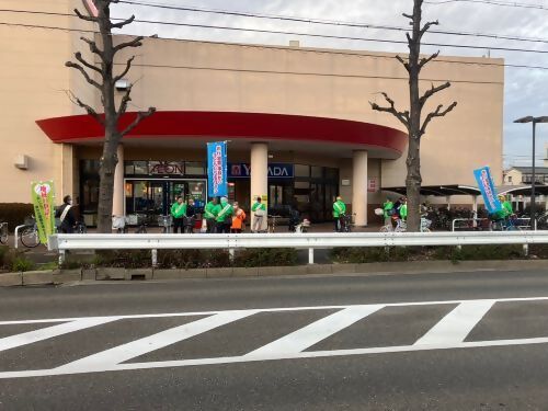 写真:啓発物品を配布している写真