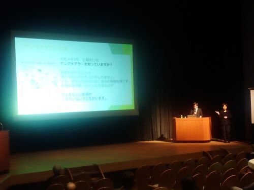 写真：青少年健全育成に関する講演会で講演する戸谷さん