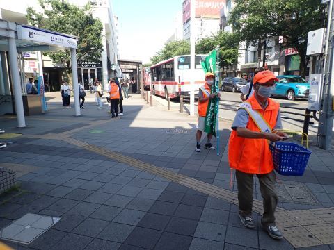 写真：街頭で啓発活動をしている写真