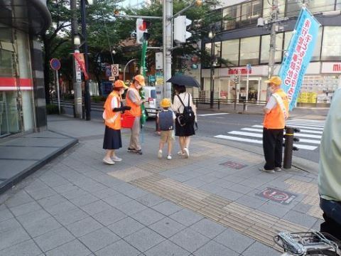 写真：店舗周辺で啓発物品を配布している写真