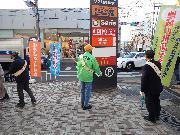 写真:啓発物品を配布している写真