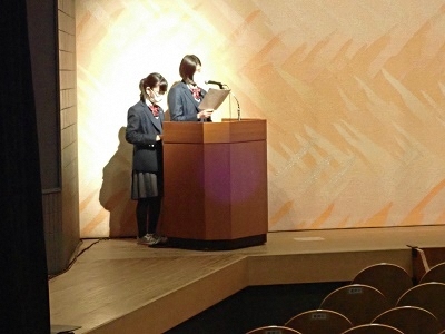 写真：司会の東邦高等学校の生徒