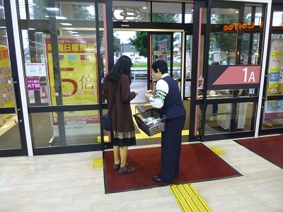 写真:啓発物品を配っている様子