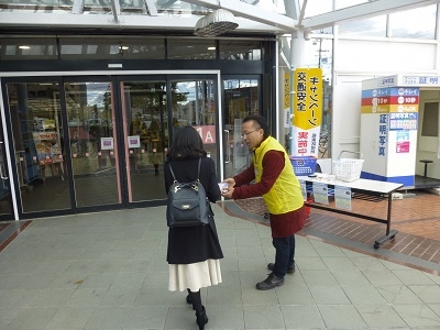 写真:啓発物品を配っている様子