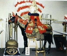 神明社資料館所蔵の馬標と馬具の写真