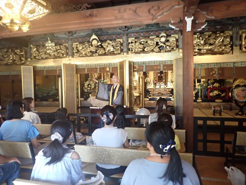 写真：蓮教寺ご住職が文化財と周辺地域の歴史について説明している様子