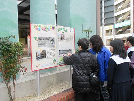 写真：区民の方が除幕式後に銘板を見ている様子
