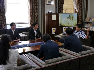 写真：贈呈式後の懇談の様子