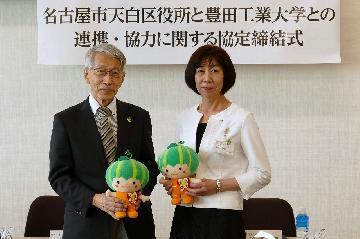 かぼっちを持っている写真