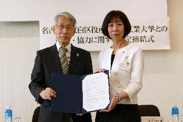 協定書を持っている写真