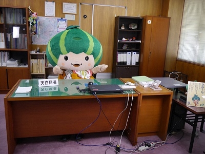 写真：区長席に座るかぼっち