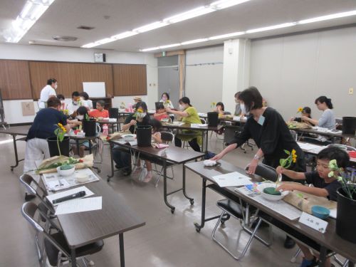 写真：参加者が花をいけている様子