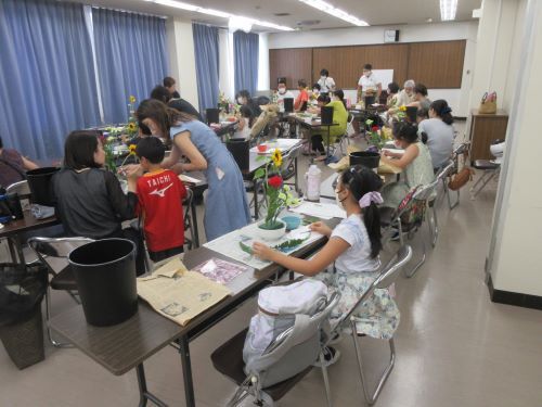 写真：お花がいけあがってきました。