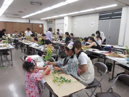 参加者が花をいけている写真