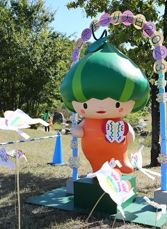 写真：まつり会場の入口でお出迎えするかぼっちのオブジェと八事の蝶々