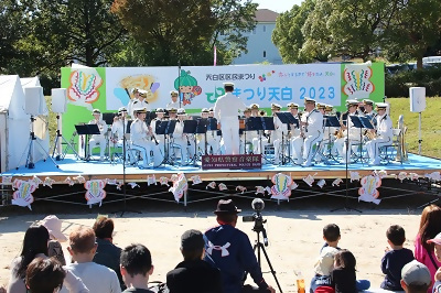 写真：まつりのステージで演奏を披露する警察音楽隊