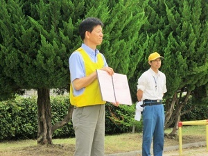 写真：環境宣言のパネルを持つ区長の様子