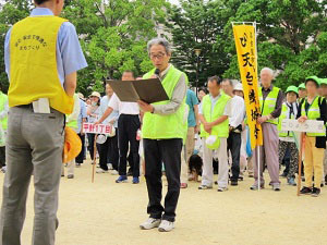 写真：環境宣言を読み上げる山田委員長の様子