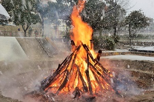 写真：どんど焼きの火が燃える様子