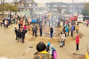 写真：火を囲んで集まっている人々