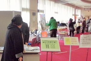 写真：ロビーで受付をする様子