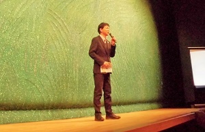 写真：挨拶をする区長