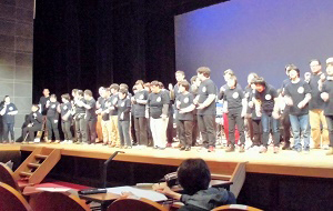 写真：障害者事業所に通う仲間たちがステージで披露する様子