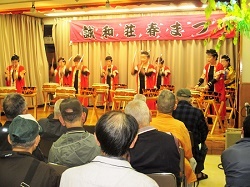 写真：春まつりで和太鼓の演奏をする出演者たち