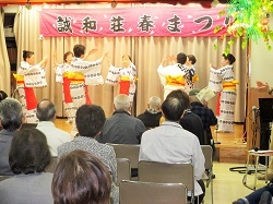 写真：春まつりで踊りを披露する出演者の様子