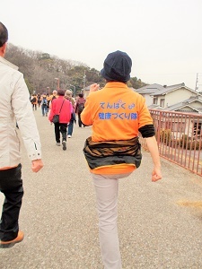 写真：メンバーが「てんぱく健康づくり隊」と背中に書かれたポロシャツを着て活動する様子