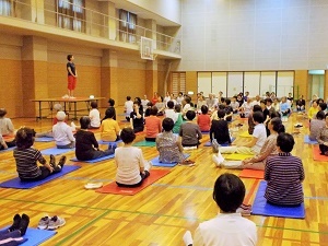 写真：天白スポーツセンターで床に座って運動する参加者たち