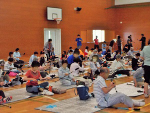 写真：東海学園大学でウオーキングの準備をする参加者たち