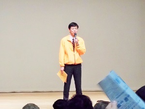 写真：ステージで挨拶をしている区長