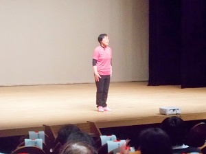 写真：ステージで講演をする横川先生