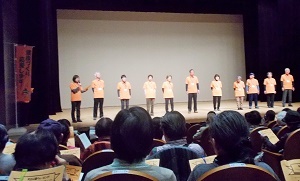 写真：ステージ上に並んだてんぱく健康づくり隊の皆さん