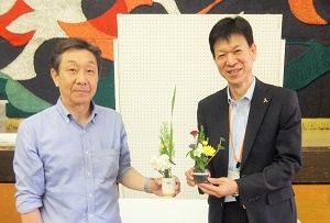 写真：天白警察署長と区長がそれぞれの作品を手に持つ様子