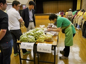写真：梅の売り場を見学する区長たち