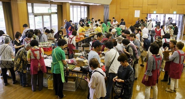 写真：区役所講堂で開催されたバザーの風景