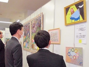 写真：区長と福祉部長が作品を鑑賞する様子