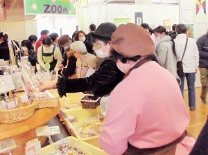 写真：授産製品販売風景