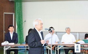 写真：敬老会で挨拶する学区の委員長
