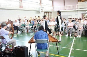 写真：アイリッシュダンスを鑑賞する会場の様子