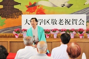 写真：落語に聞き入る参加者たち