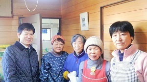 写真：こども食堂にっこにこの皆さんと山田区長